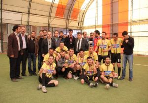 Polisler halı sahada yarıştı